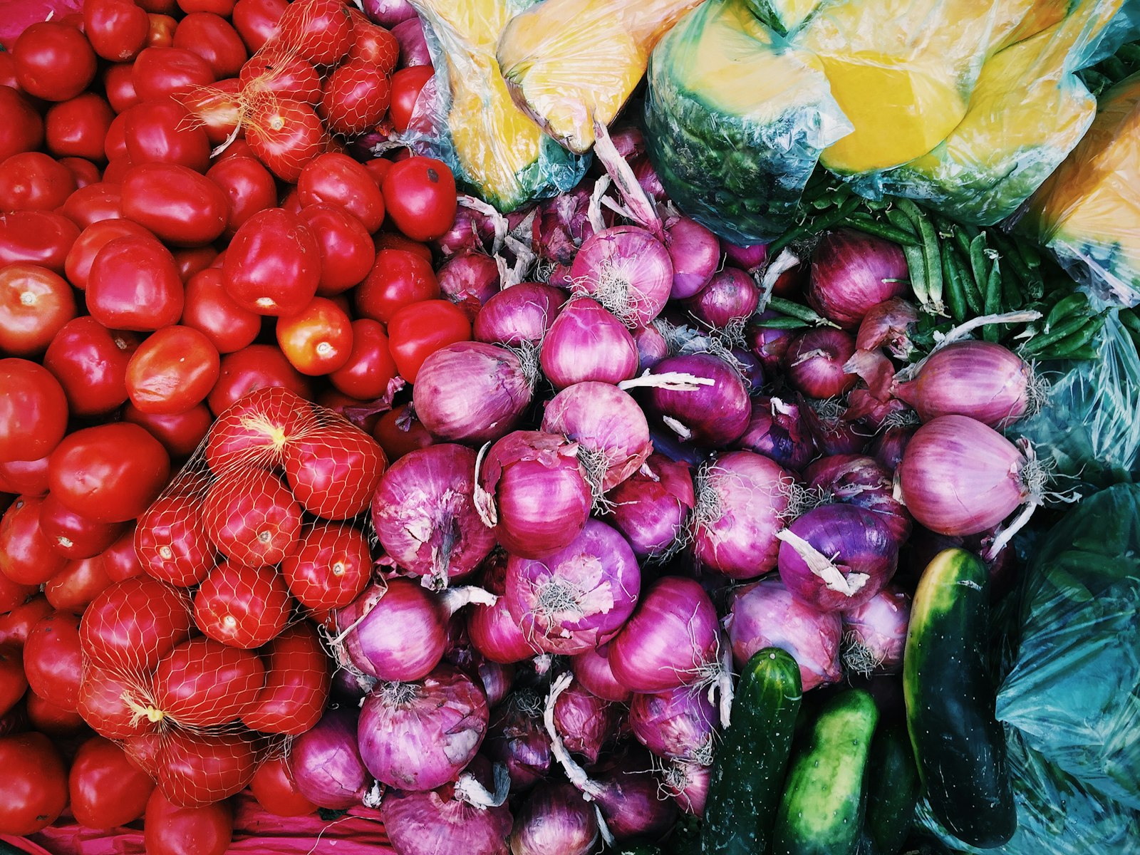 Assortiment de légumes frais réunis en botte