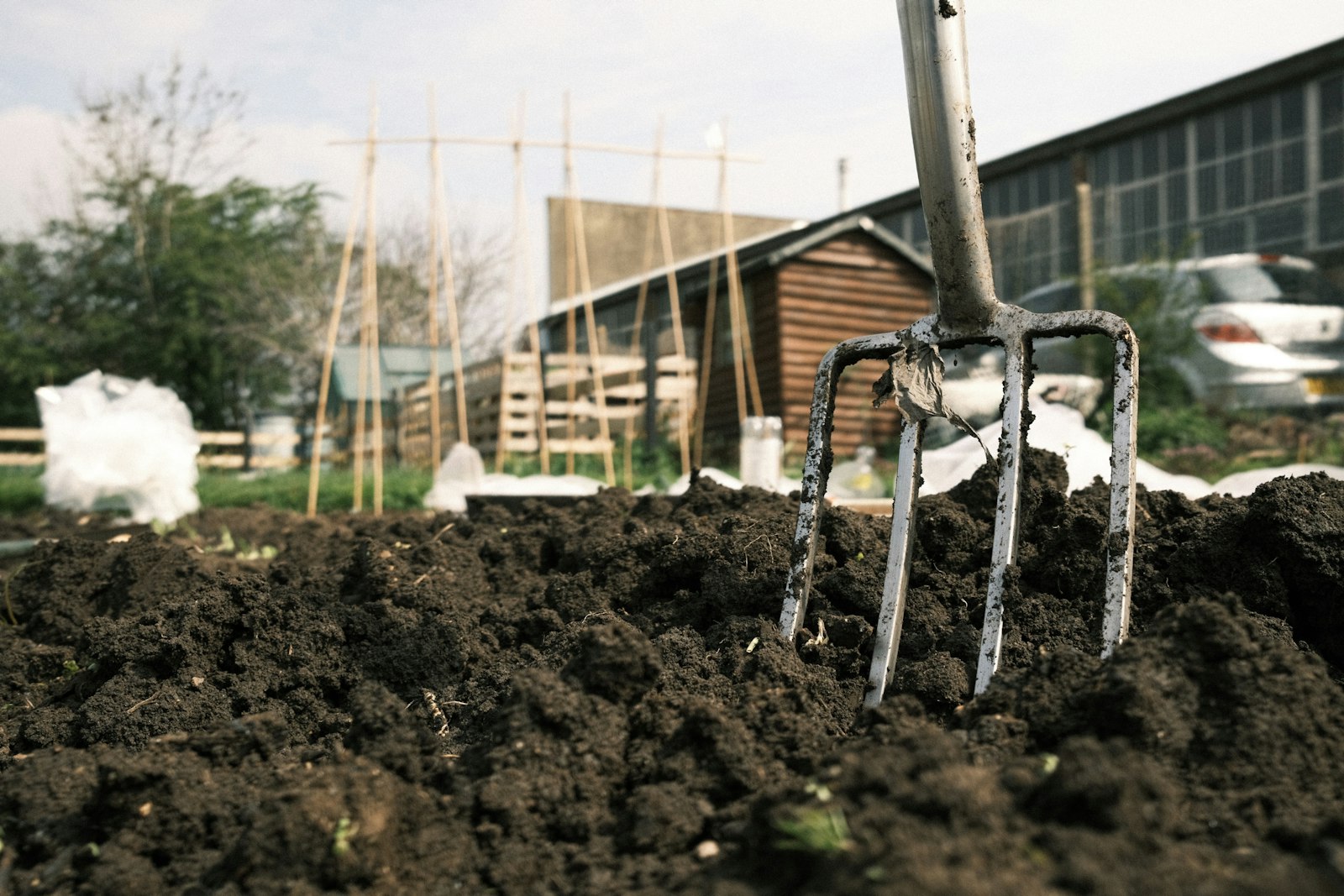 Fourche plantée dans un tas de terre