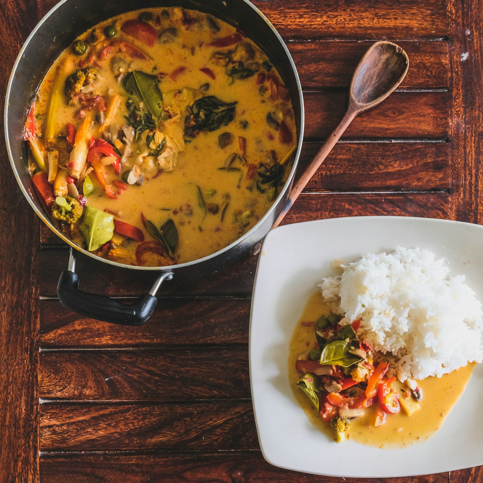 Bol de curry de légumes fumant