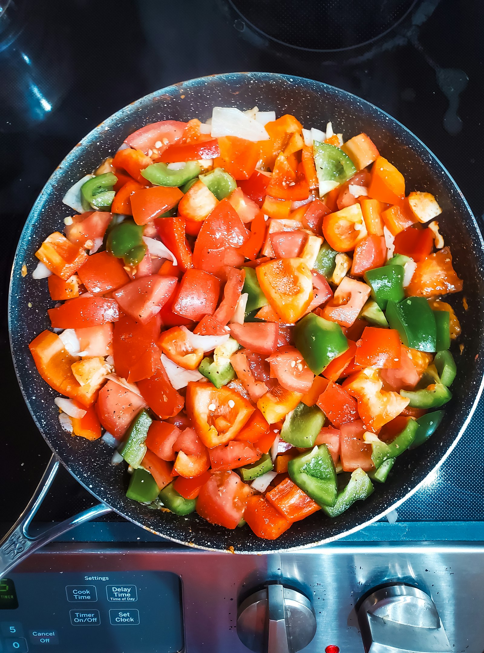 Légumes hachés qui dorent dans une poêle