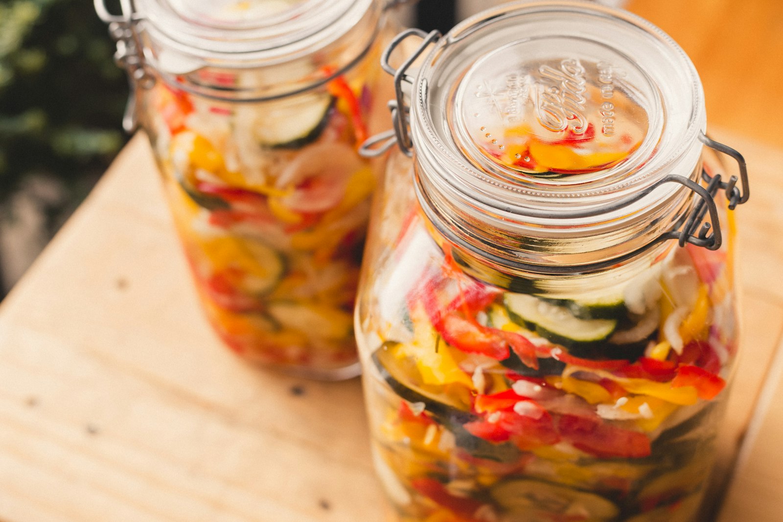 Deux bocaux contenant des légumes fermentés