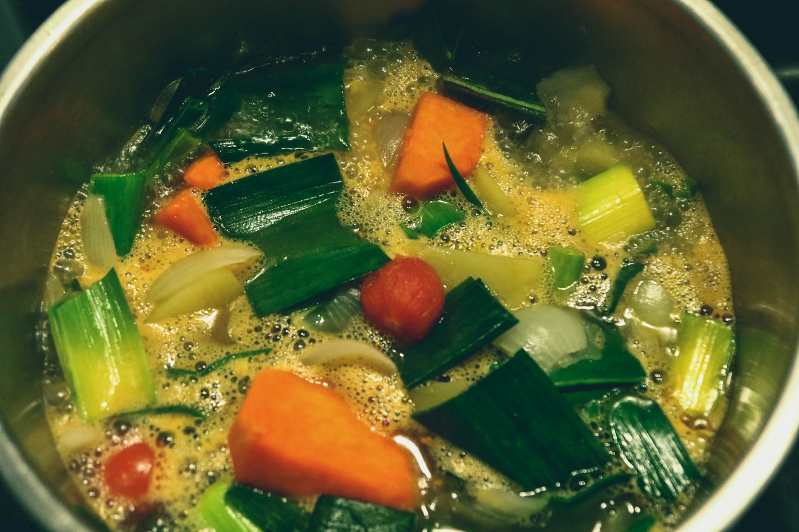 Plat de légumes cuisiné dans un bol noir