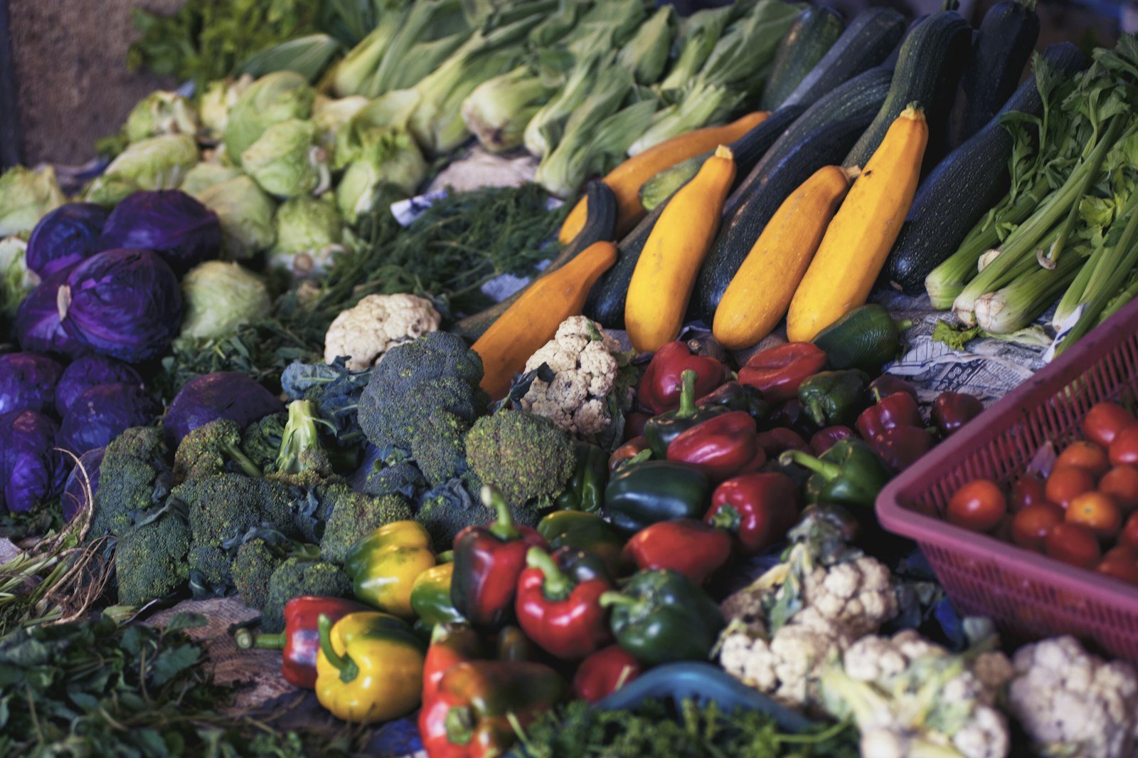 Étal de légumes sur un marché