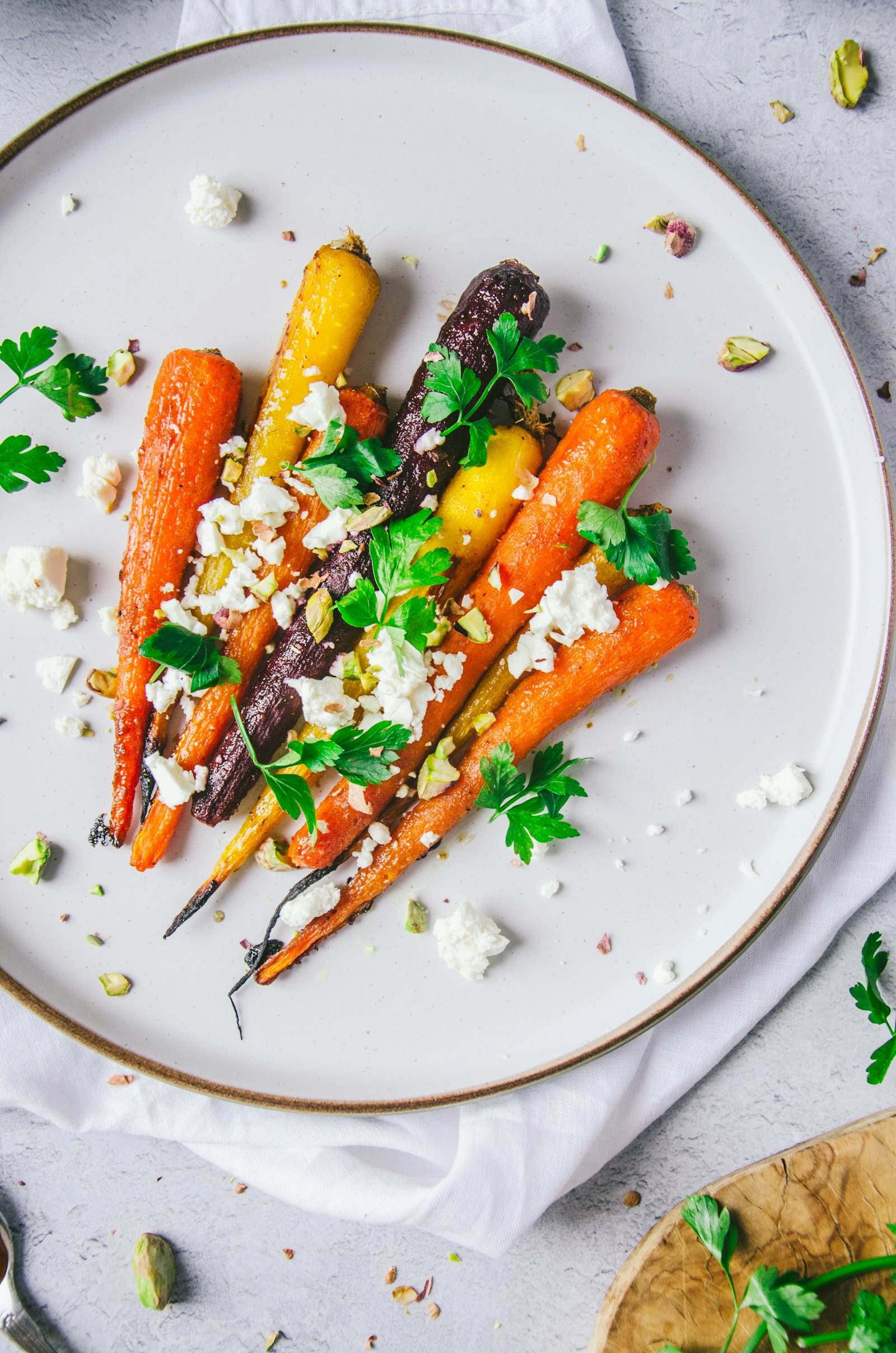 Carottes rôties servies avec du fromage sur une assiette blanche