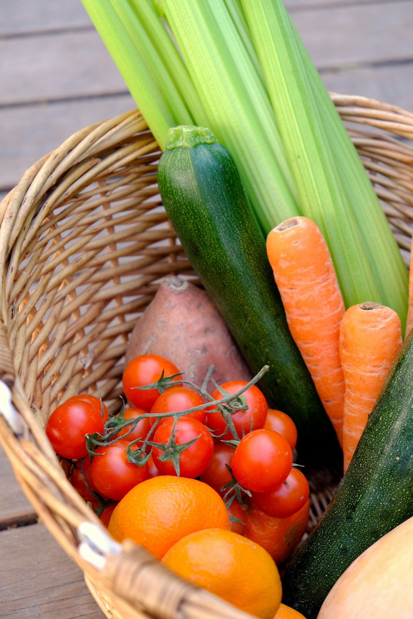 Carottes et concombre dans un panier tressé