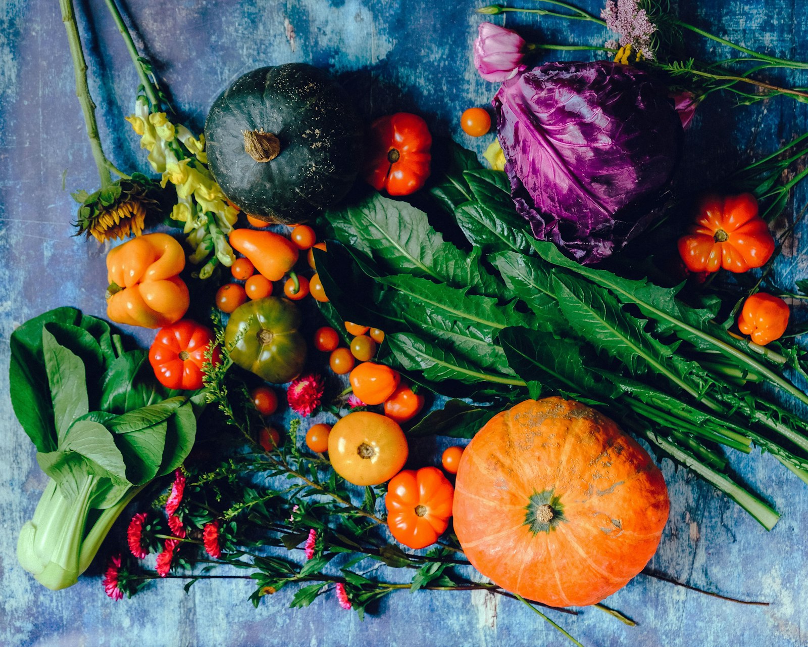 Légumes frais posés sur une surface bleue