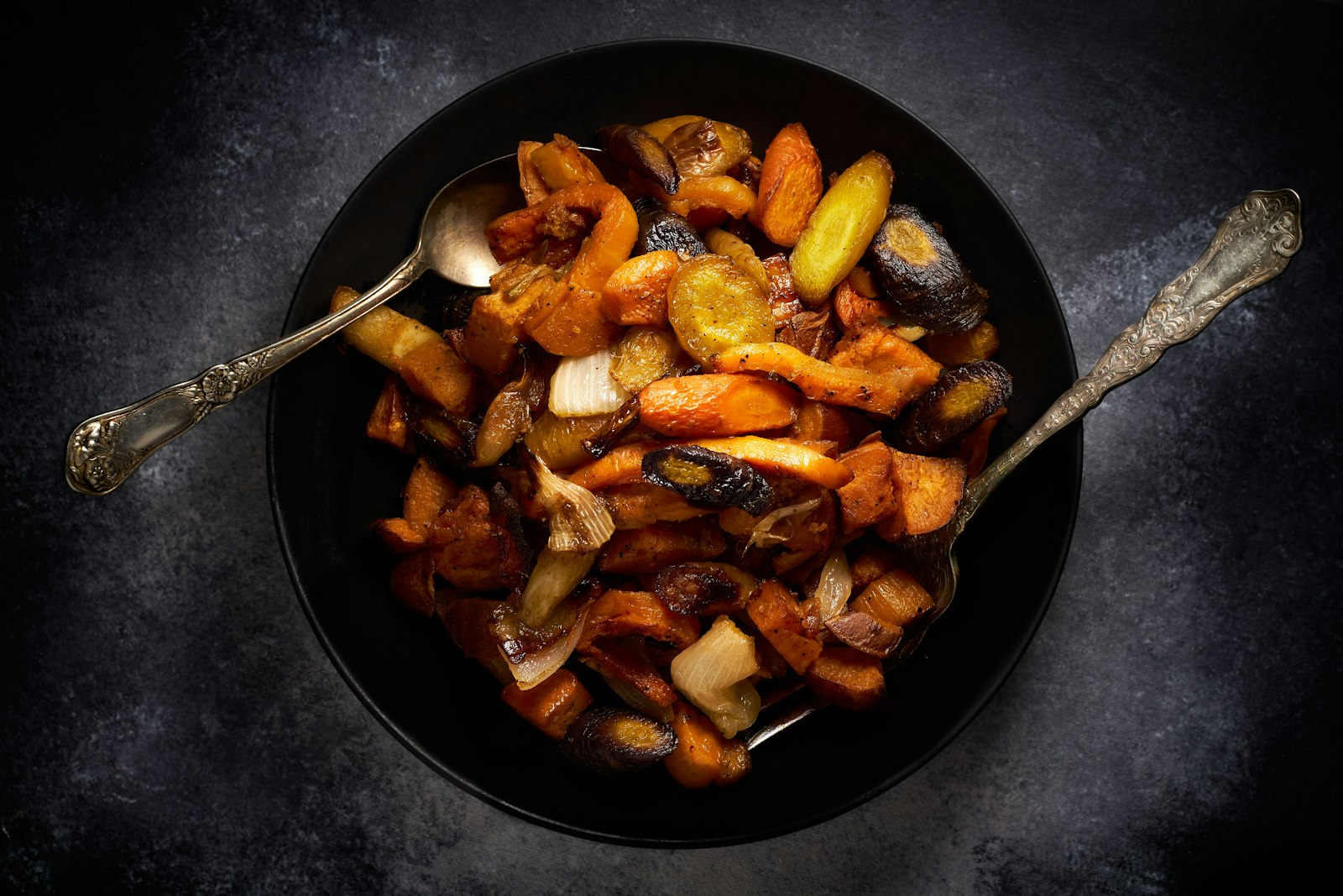 Légumes cuits dans une poêle noire