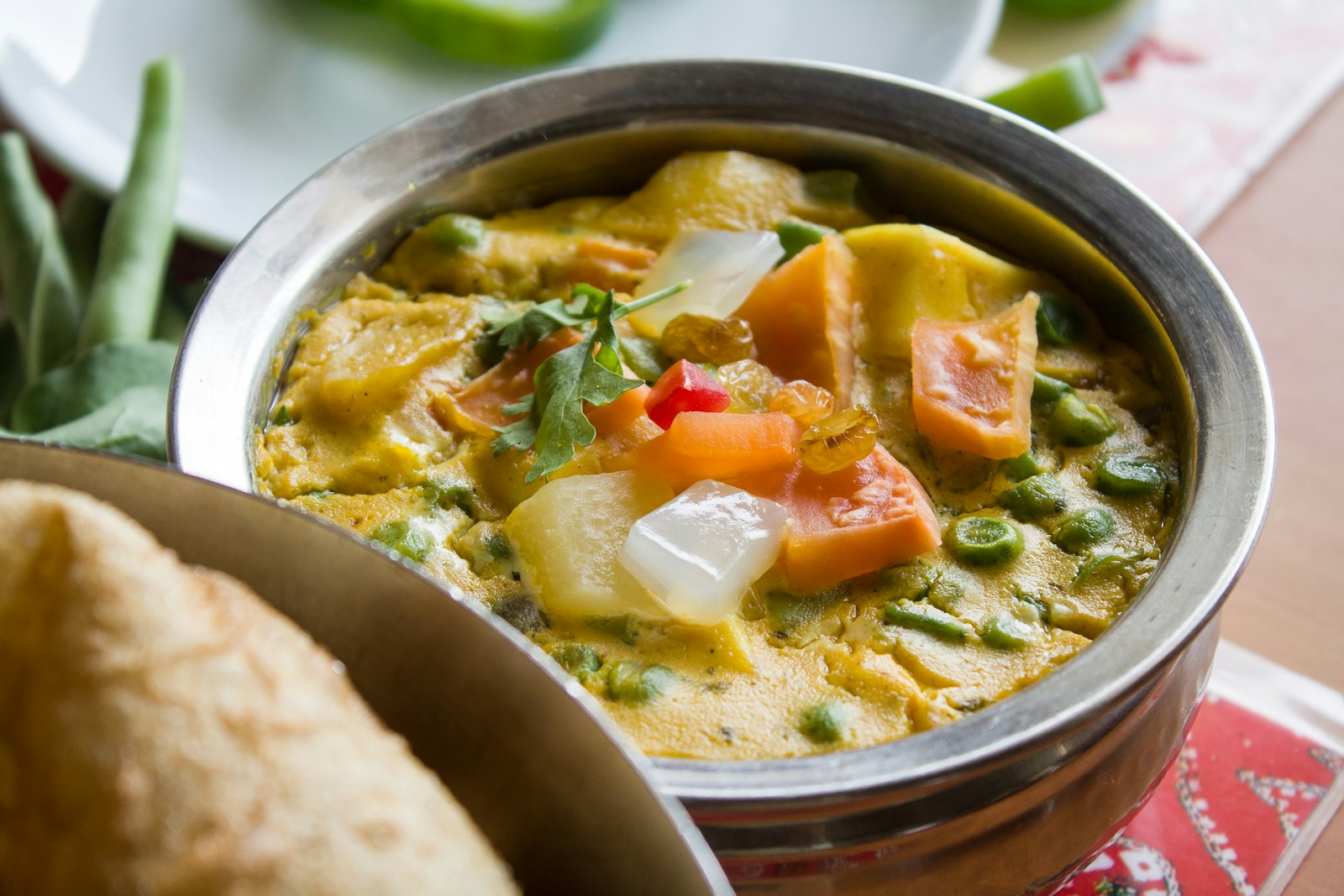 Soupe de légumes dans un bol gris