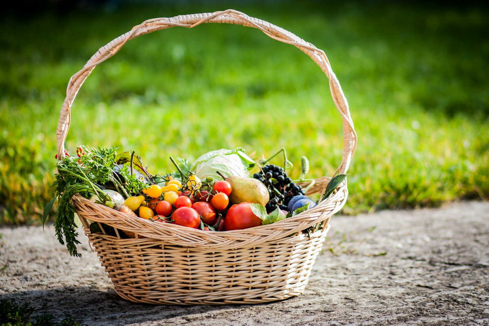 Panier en osier rempli de fruits et légumes variés