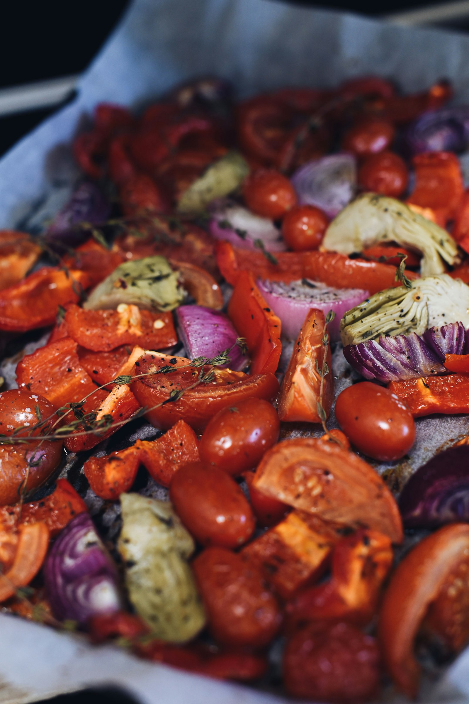 Tomates et oignons tranchés prêts à être cuisinés