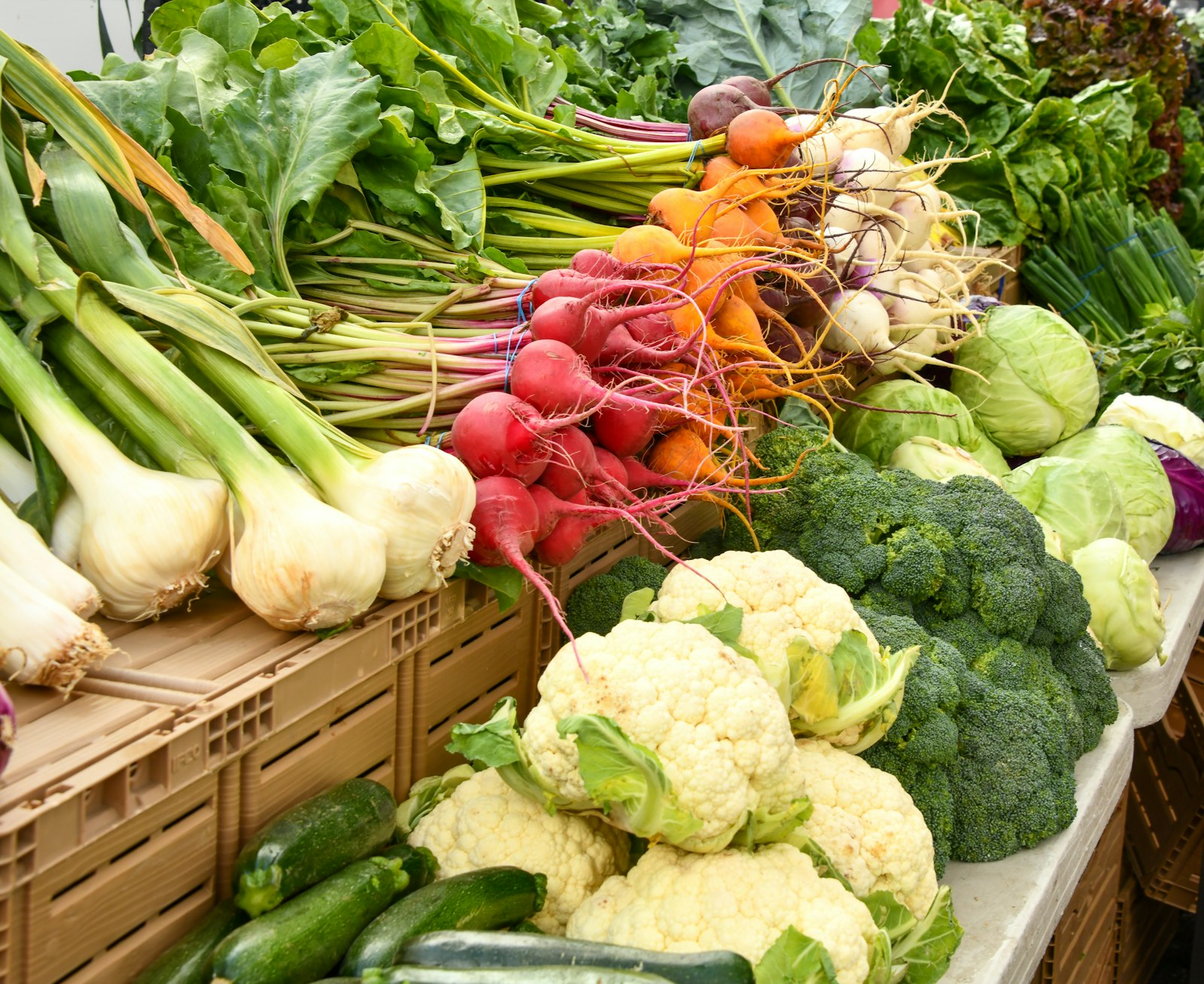 Étal de légumes avec chou-fleur, brocoli, radis et oignons