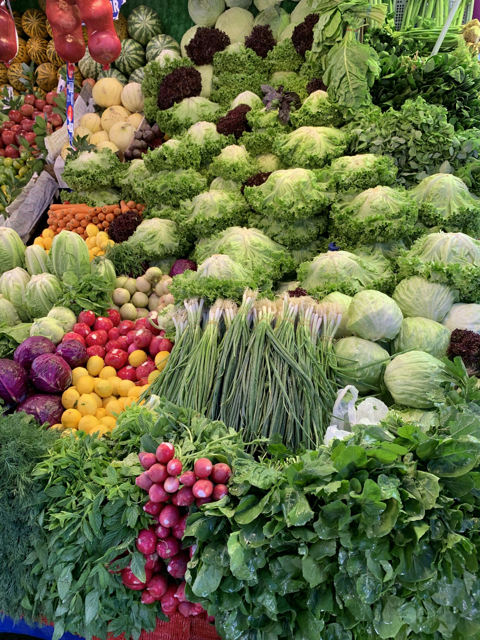 Légumes verts et jaunes disposés sur un étal