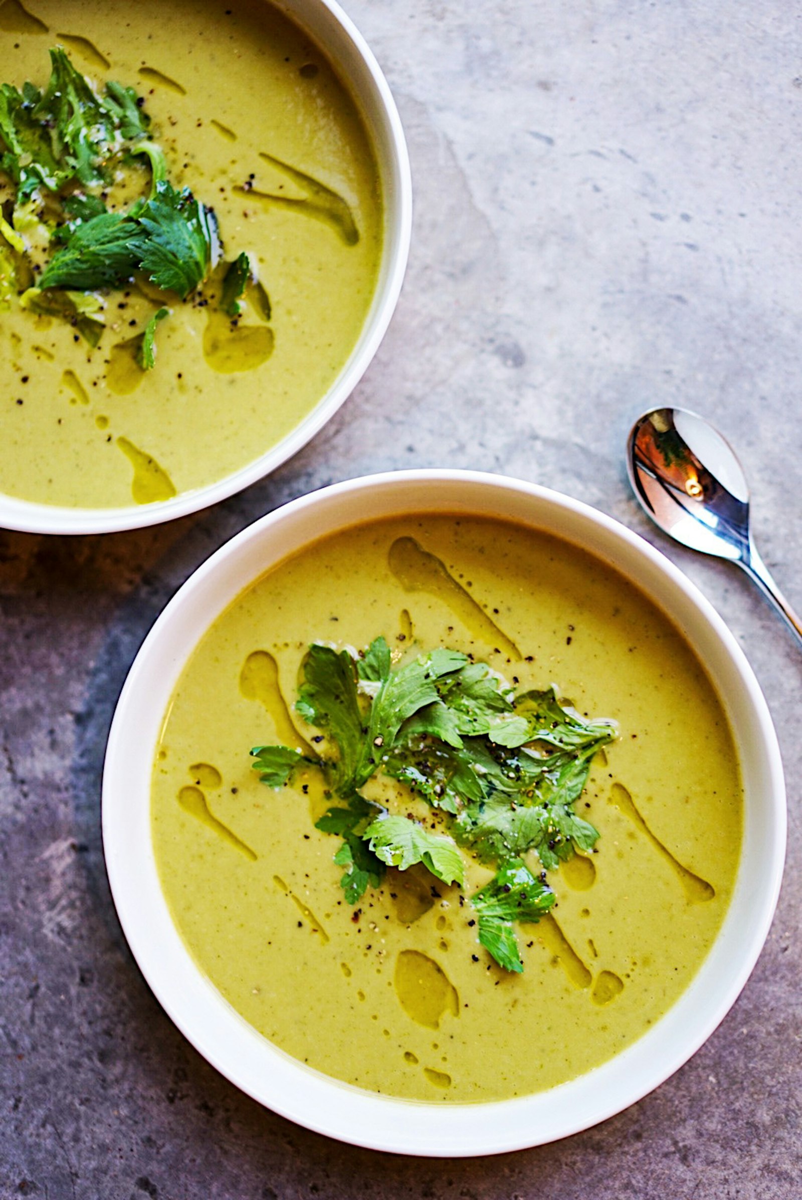 Soupe verte veloutée dans un bol blanc